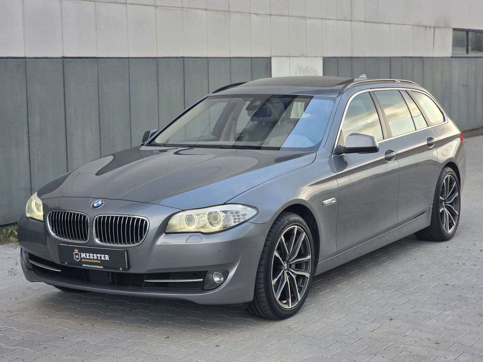 BMW 5-serie Touring 528xi High Executive|Panodak|ACC|Head-up, Automaat, 1780 kg, Gebruikt, Beige