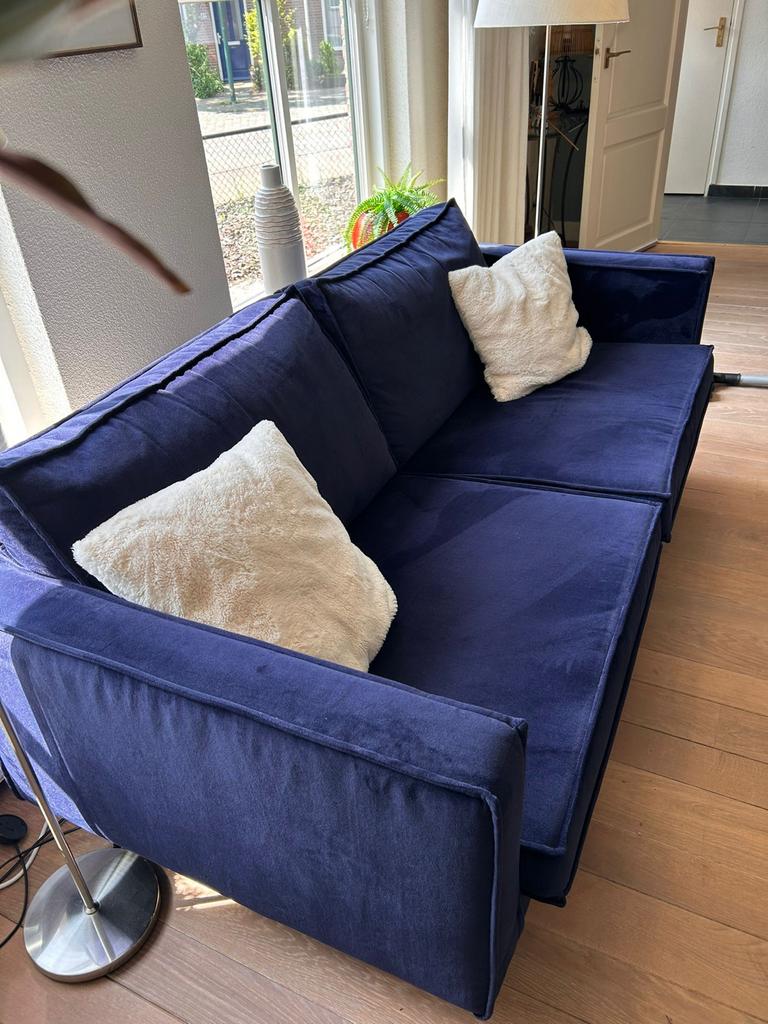 Goed onderhouden velvet blauwe bank van Be Pure Home, Huis en Inrichting, Ophalen, Driepersoons, 75 tot 100 cm, Zo goed als nieuw