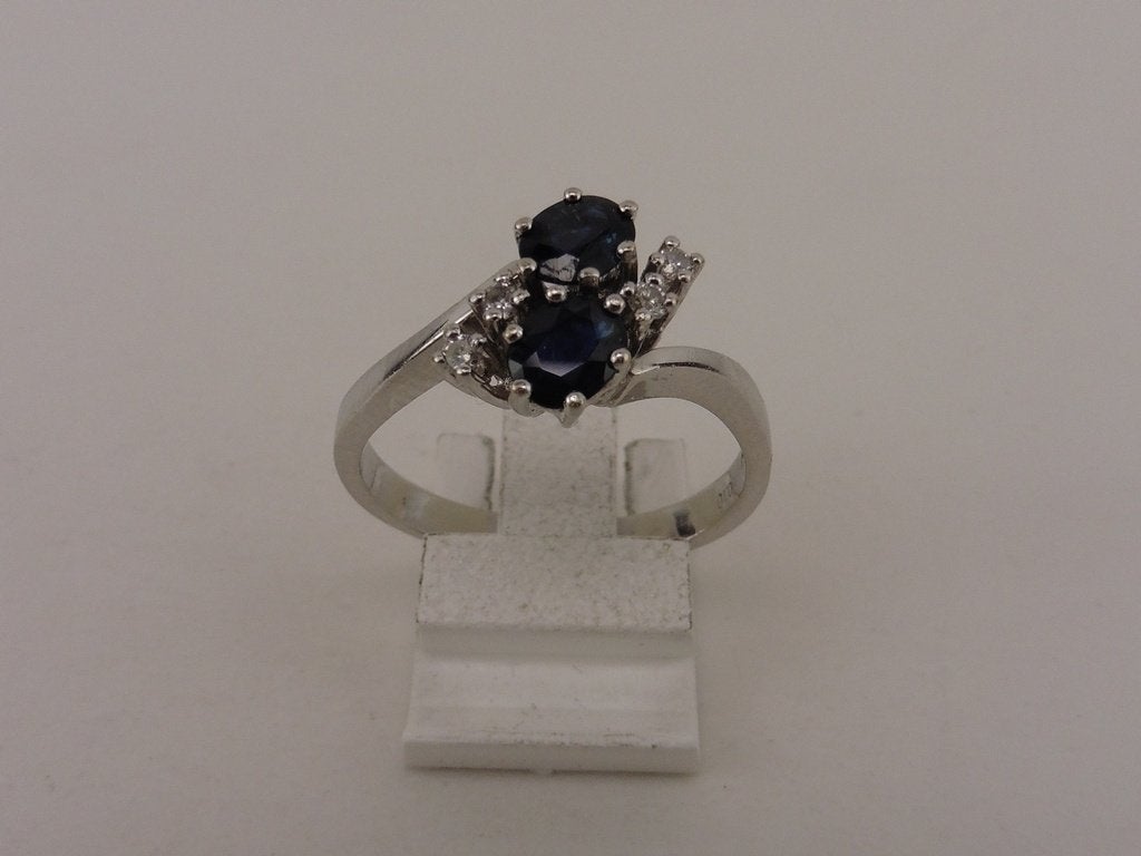 Witgouden damesring met briljant en blauw saffier       G129