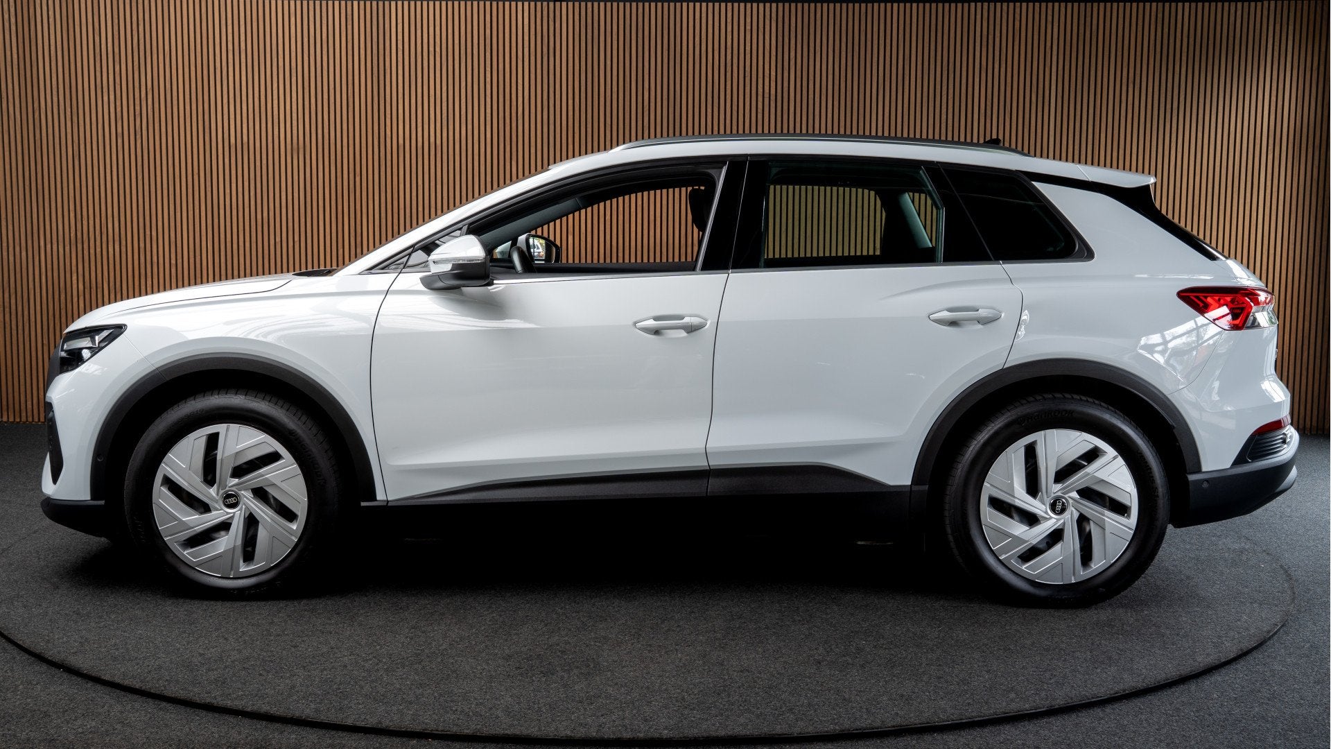 Audi Q4 e-tron 40 77 kWh ACC Navi PDC Elektr. trekhaak Water, Automaat, 476 km, Gebruikt, Zwart