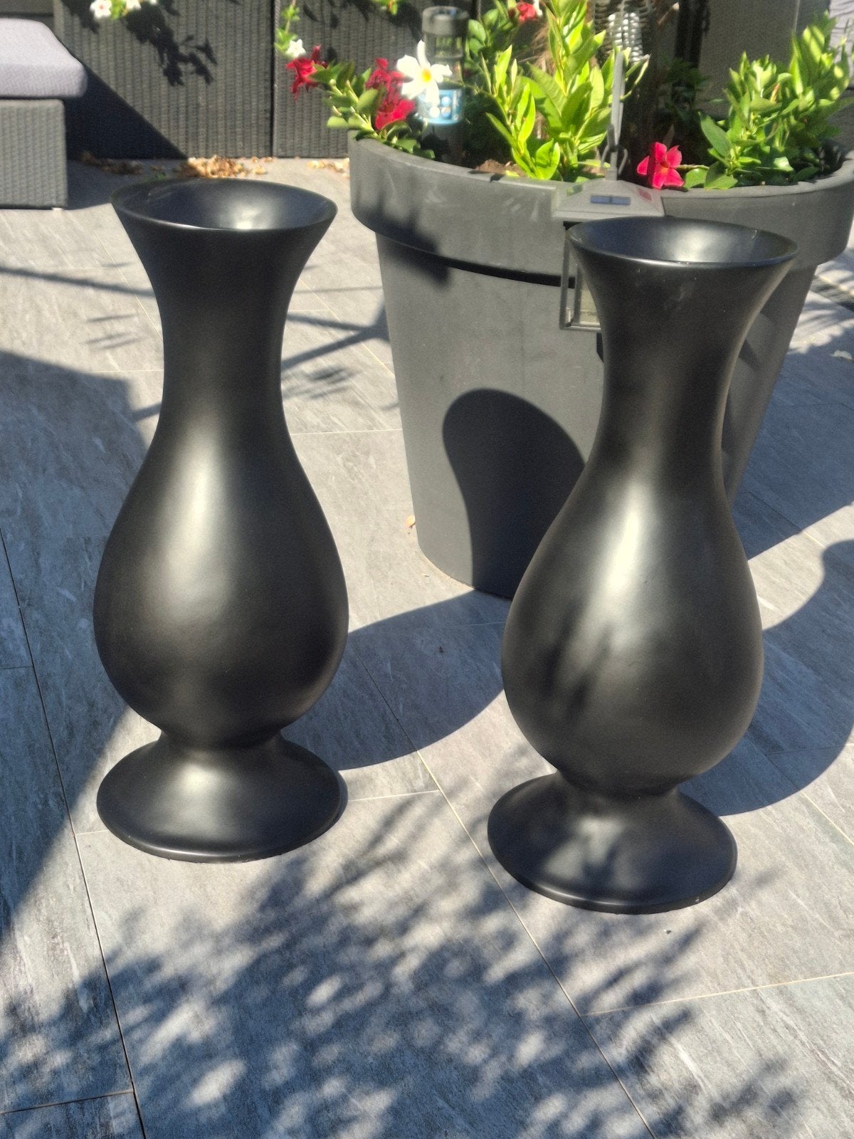 2 zwarte hoge vazen., Huis en Inrichting, Woonaccessoires | Vazen, Ophalen, Gebruikt, 73 cm, Zwart
