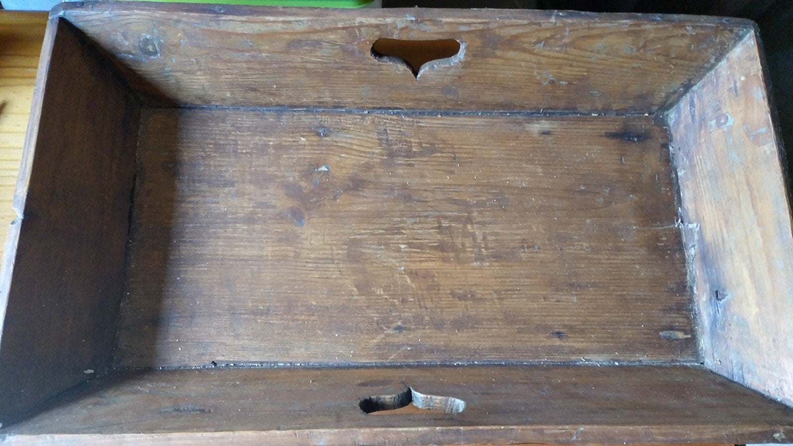 Antieke houten bak met handvatten, Ophalen