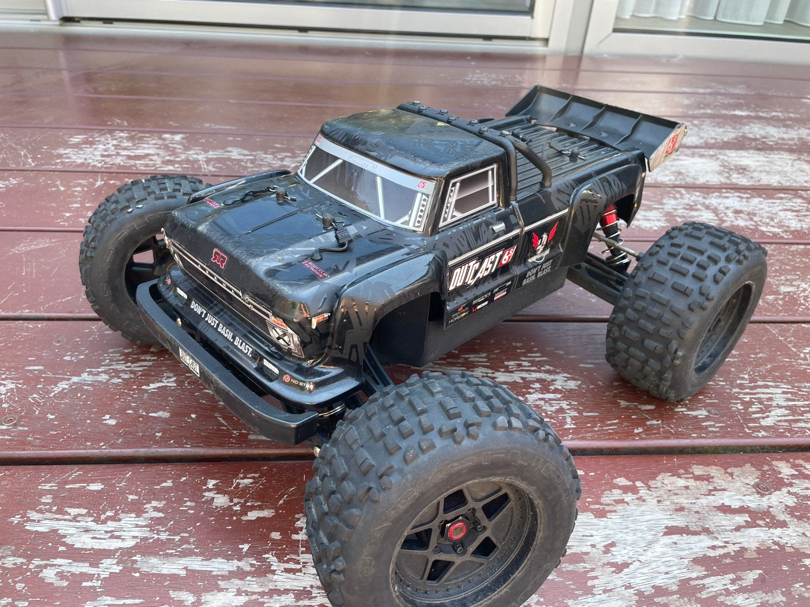 Arrma Outcast 6s EXB in uitstekende staat met evt accu’s, Hobby en Vrije tijd, Modelbouw | Radiografisch | Auto's, Ophalen, Zo goed als nieuw