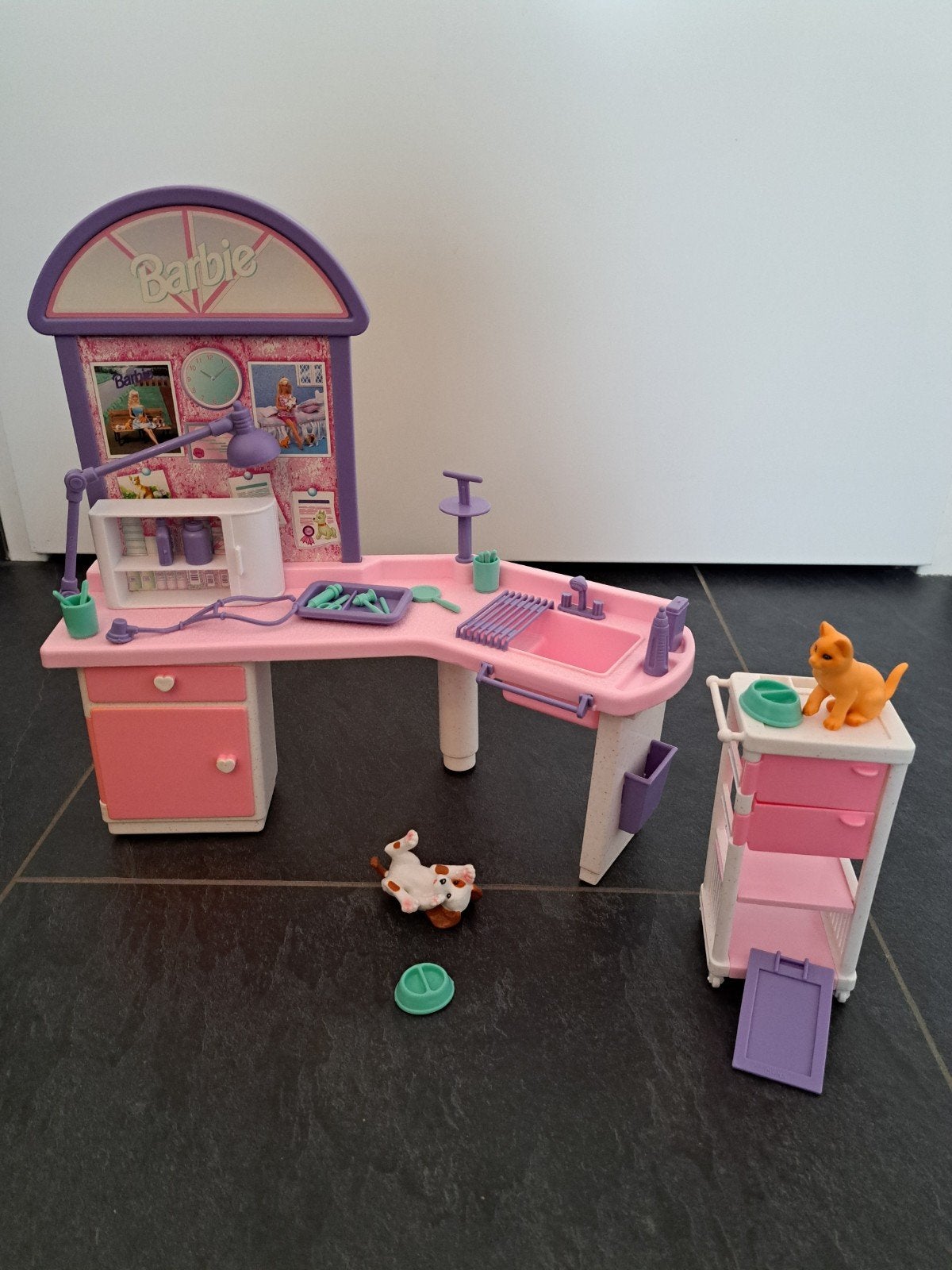Barbie dierenartscentrum Love 'N Care, Kinderen en Baby's, Speelgoed | Poppen, Ophalen of Verzenden, Zo goed als nieuw