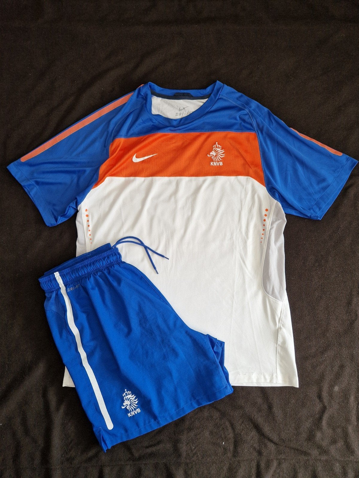 Nederlands elftal trainingsshirt + broekje KNVB Oranje 2010, Kleding | Heren, Sportkleding, Maat 52/54 (L), Nike, Oranje, Ophalen of Verzenden