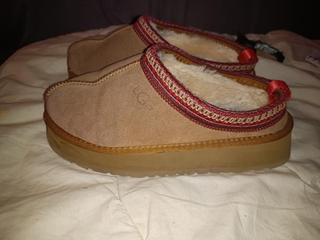 Zgan uggs Tasman maar 40 amper op gelopen., Ophalen of Verzenden, Nieuw, Zwart, Sneakers of Gympen