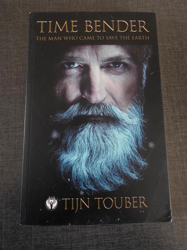 Time Bender: The Man Who Came To Save The Earth, Boeken, Literatuur, Zo goed als nieuw, Wereld overig, Ophalen of Verzenden