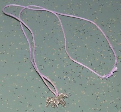 Ketting met hanger (paarden), Sieraden, Tassen en Uiterlijk, Kettingen, Gebruikt, Ophalen of Verzenden, Roze, Overige materialen