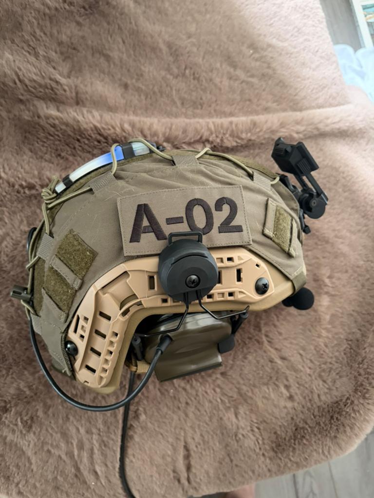 Echte ballistische helm met headset en cover, airsoft., Verzamelen, Militaria | Algemeen, Ophalen of Verzenden, Landmacht, Nederland