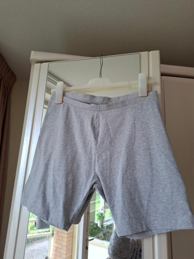 Grijse korte broek maat 38 2 euro, Maat 38/40 (M), Kort, Primark, Ophalen of Verzenden