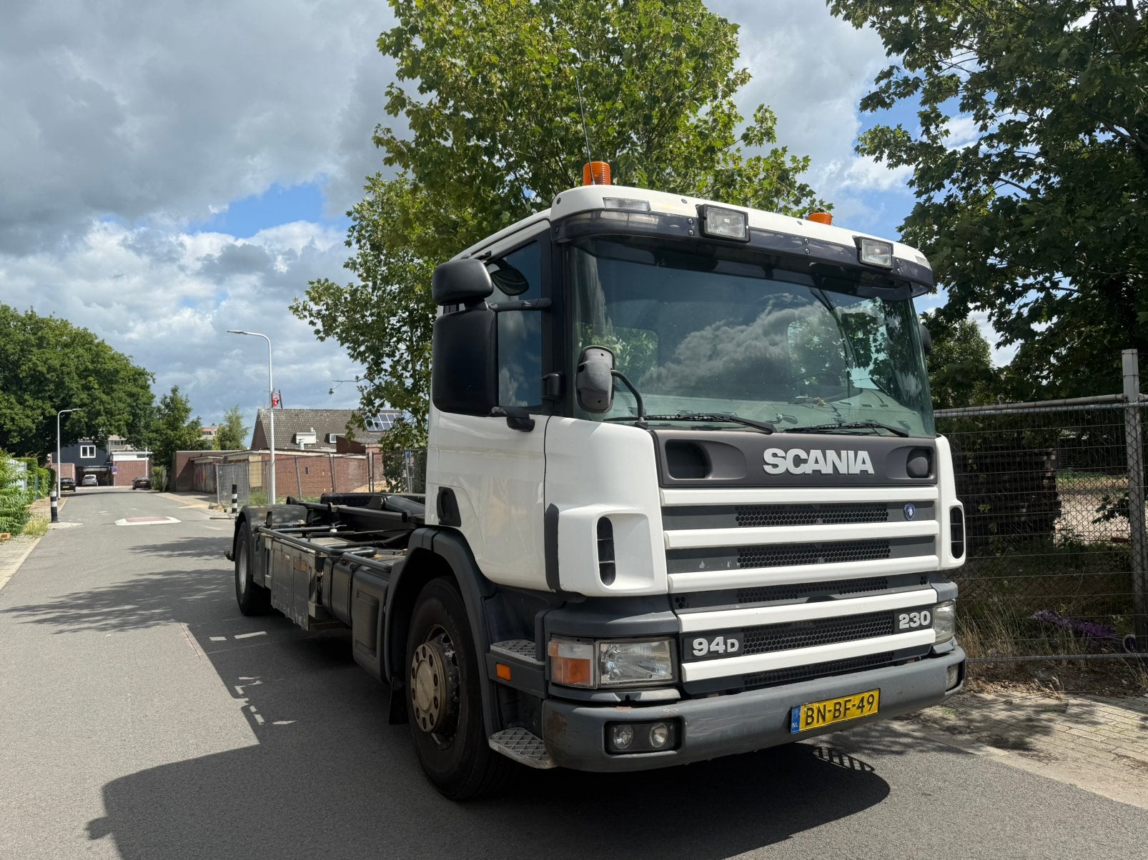 Scania p94 4x2 haakarm, Auto's, Vrachtwagens, Particulier, Scania, Diesel, Euro 3, Handgeschakeld, Wit, Achterwielaandrijving