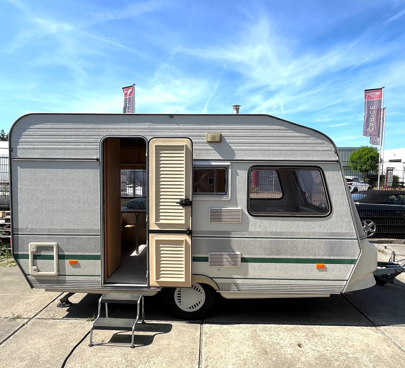 Caravan Chateau la car 380  bouwjaar 1993, Koelkast, Treinzit, Particulier, 4 tot 5 meter