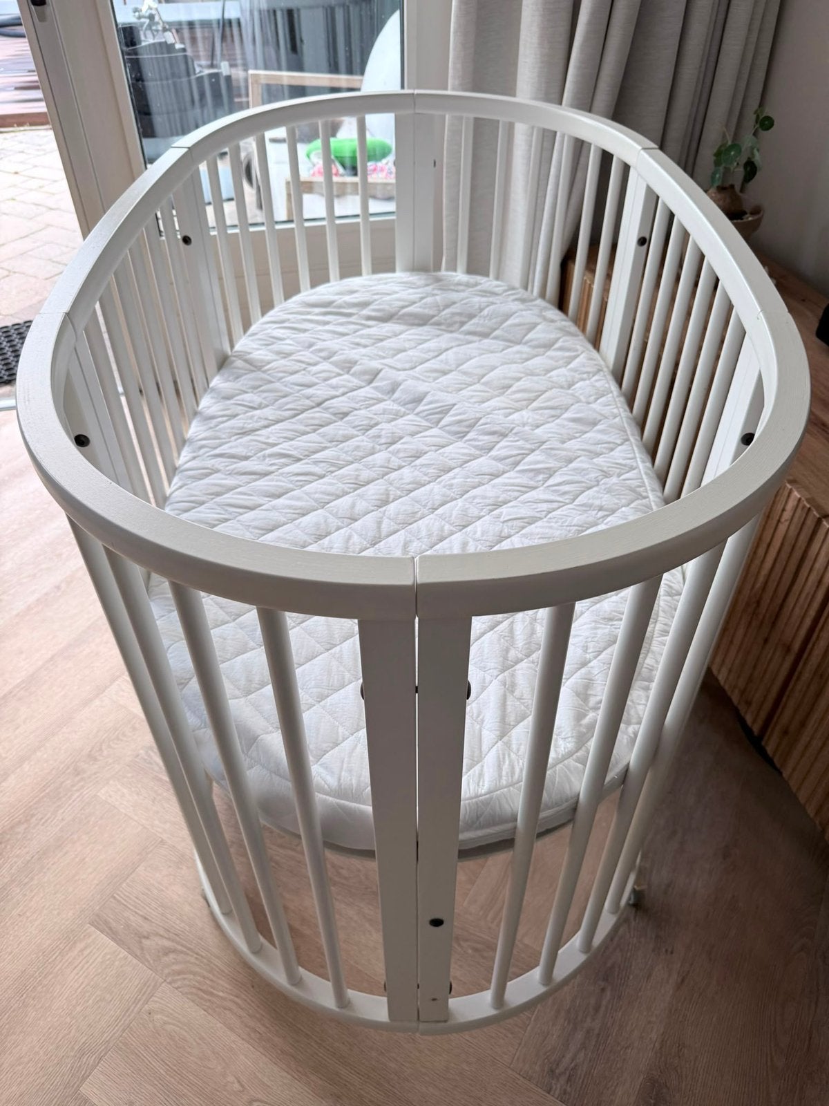 Stokke Sleepi V2 ledikant – wit inclusief matras, Ophalen, Ledikant
