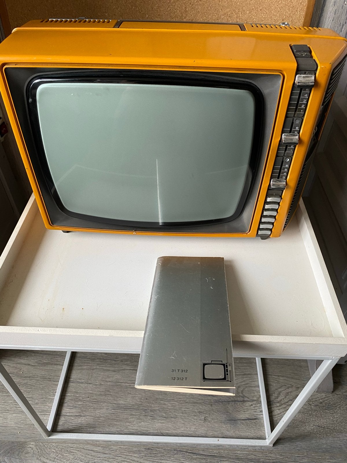 Vintage Philips Draagbare TV - Oranje Retro Design, Antiek en Kunst, Antiek | Tv's en Audio, Ophalen of Verzenden