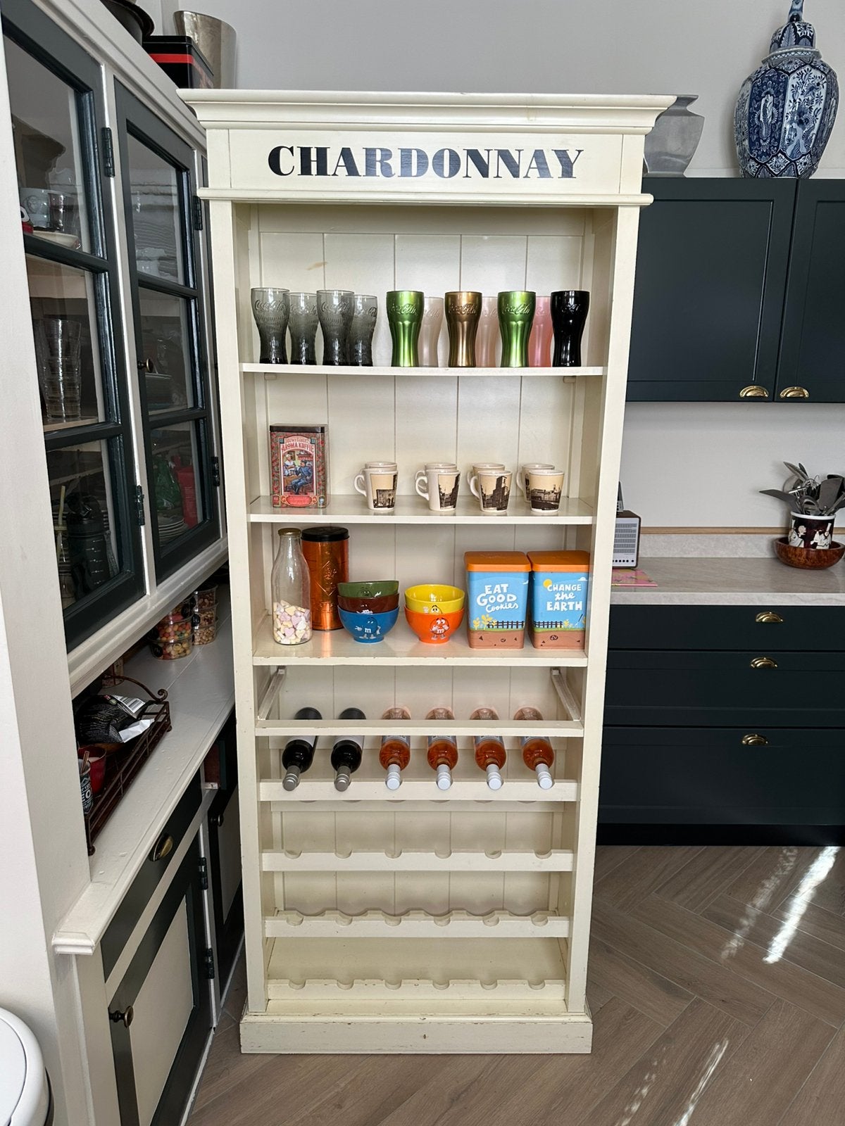 Crèmekleurige hoge kast met ingebouwd wijnrek + 3 legplanken, Huis en Inrichting, Ophalen, Gebruikt