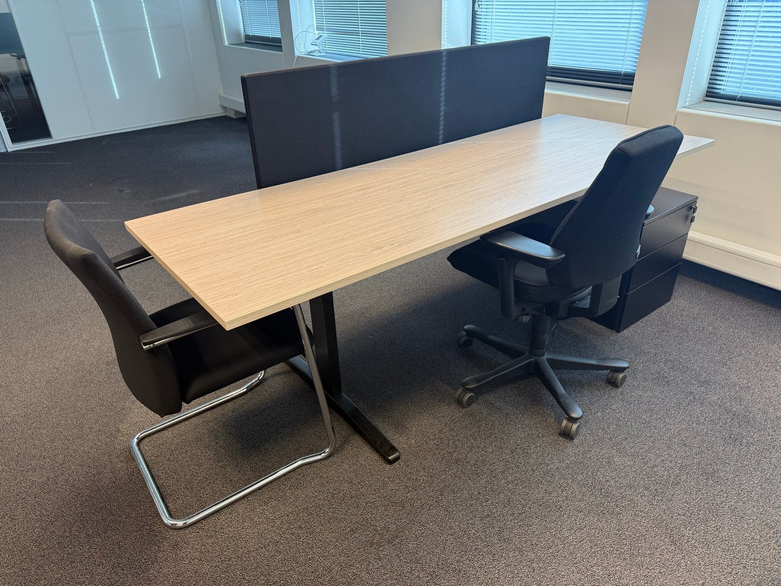 In hoogte verstelbaar bureau 220x80 cm (Twinform), Huis en Inrichting, Ophalen, Overige typen, In hoogte verstelbaar, Zo goed als nieuw