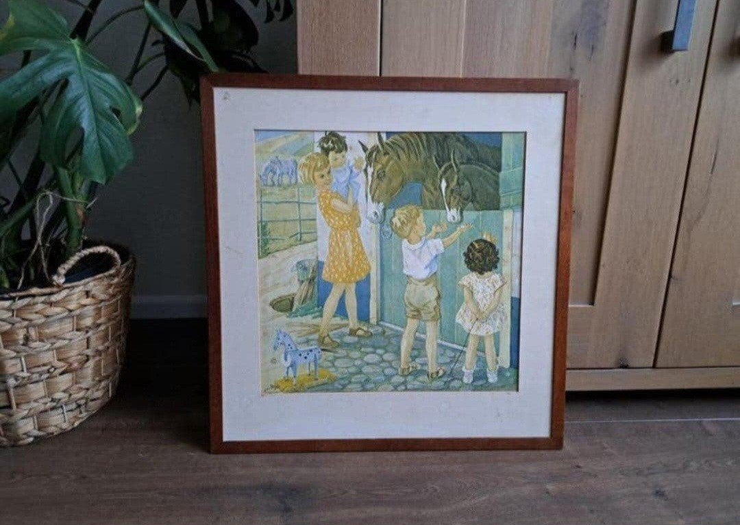 Ingelijste prent kindjes en paardenstal B Midderigh Bokhorst, Ophalen of Verzenden, Gebruikt, 50 tot 75 cm, Schilderij