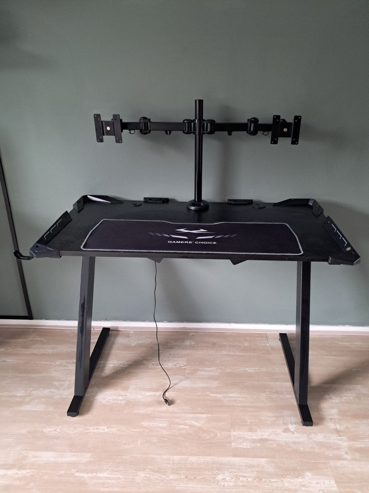 Gaming bureau met monitorarm en werkende verlichting, Ophalen, Gebruikt, 100 tot 150 cm, Metaal of Aluminium