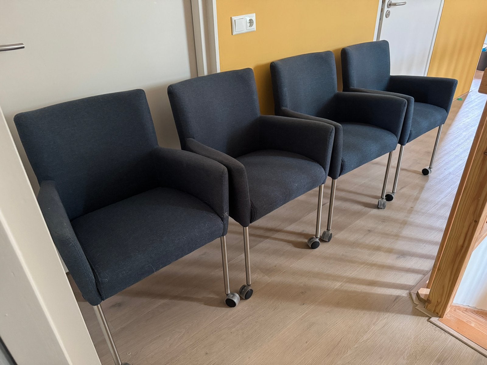 4 comfortabele stoelen van Montèl - donkerblauw, Ophalen, Gebruikt, Blauw, Vier