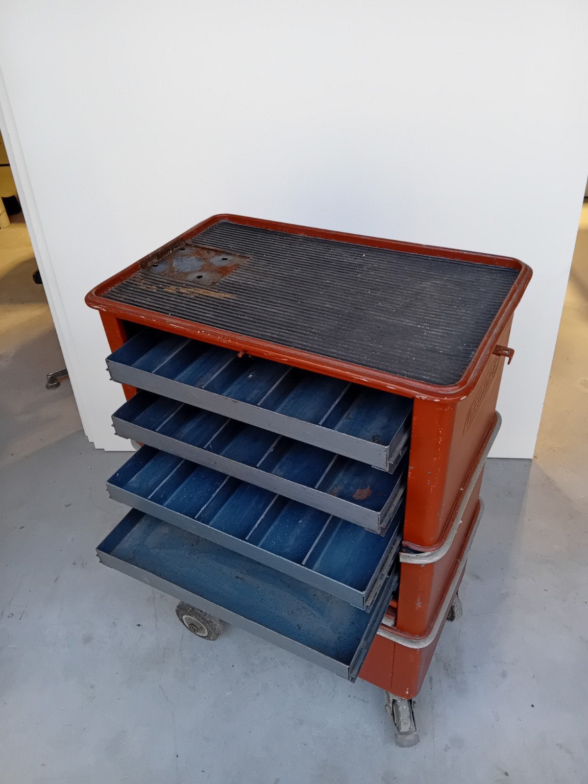 Vintage Gedore gereedschapswagen op wielen