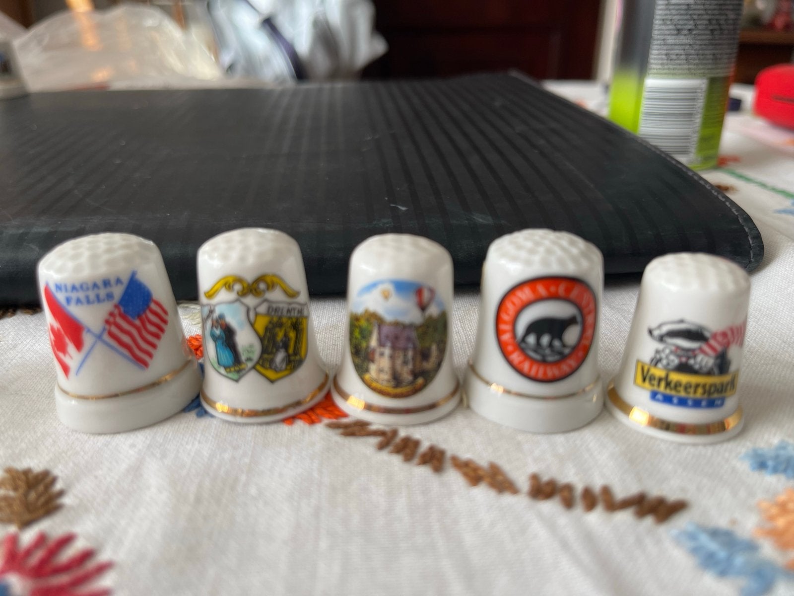 Set van 5 Porseleinen Vingerhoeden - Diverse Locaties, Ophalen of Verzenden, Zo goed als nieuw, Porselein