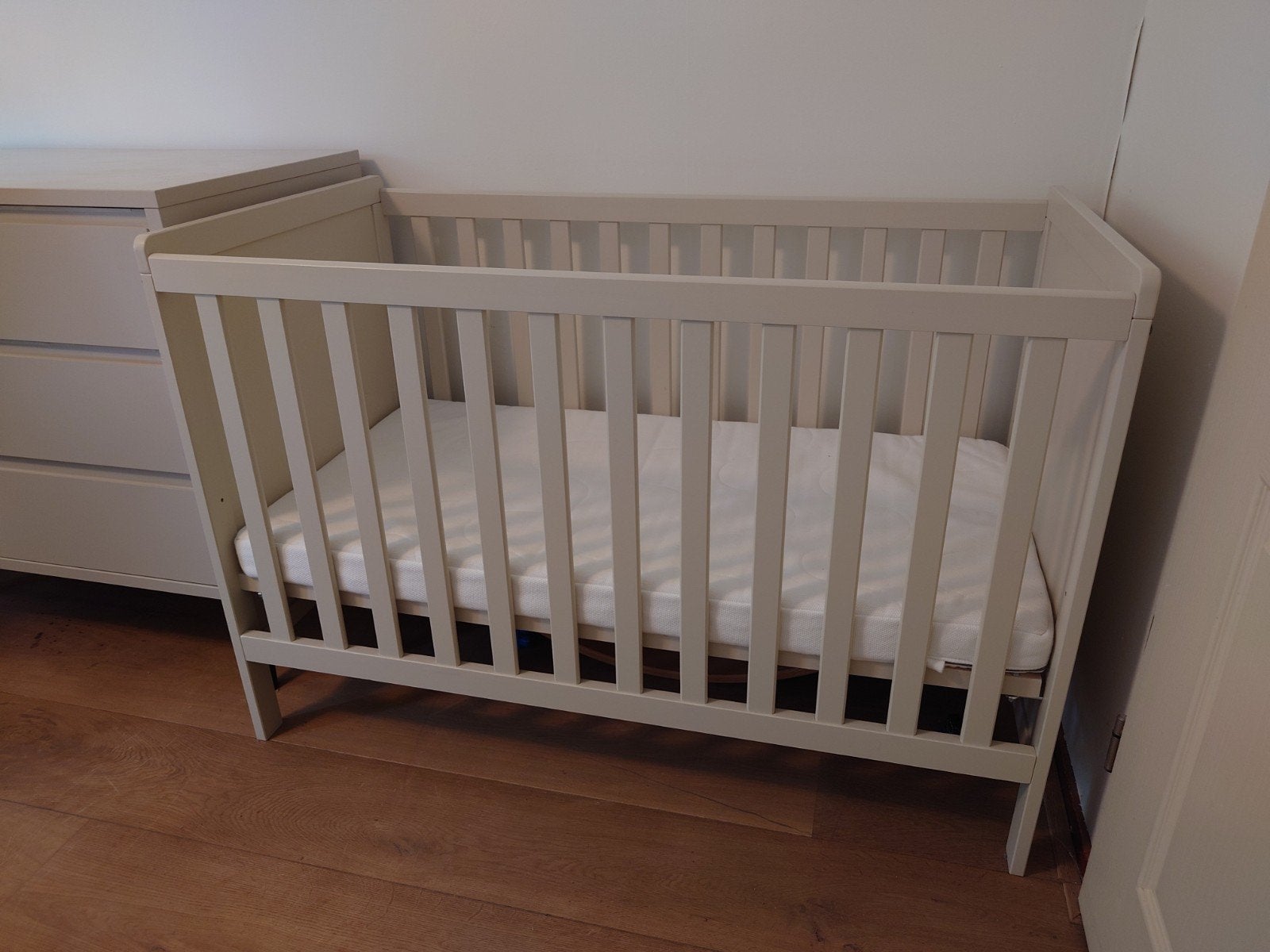 Kidsmill Ralph ledikant 60x120 en bijpassende commode, Kinderen en Baby's, Zo goed als nieuw, Minder dan 140 cm, Minder dan 70 cm