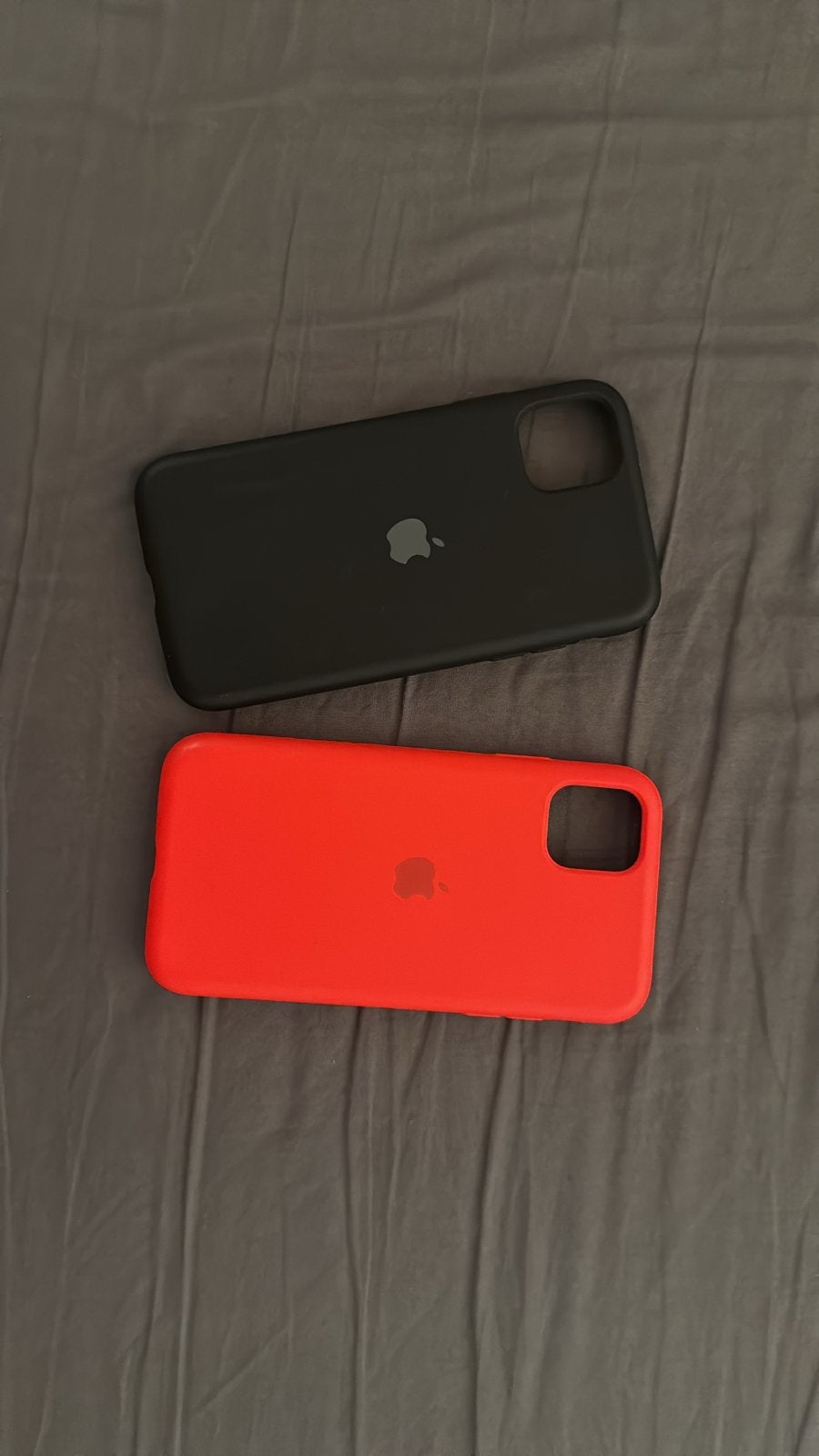 Apple iPhone 11 hoesjes - Zwart & Rood, Telecommunicatie, Gebruikt, Hoesje of Tasje, Ophalen of Verzenden, Meerkleurig