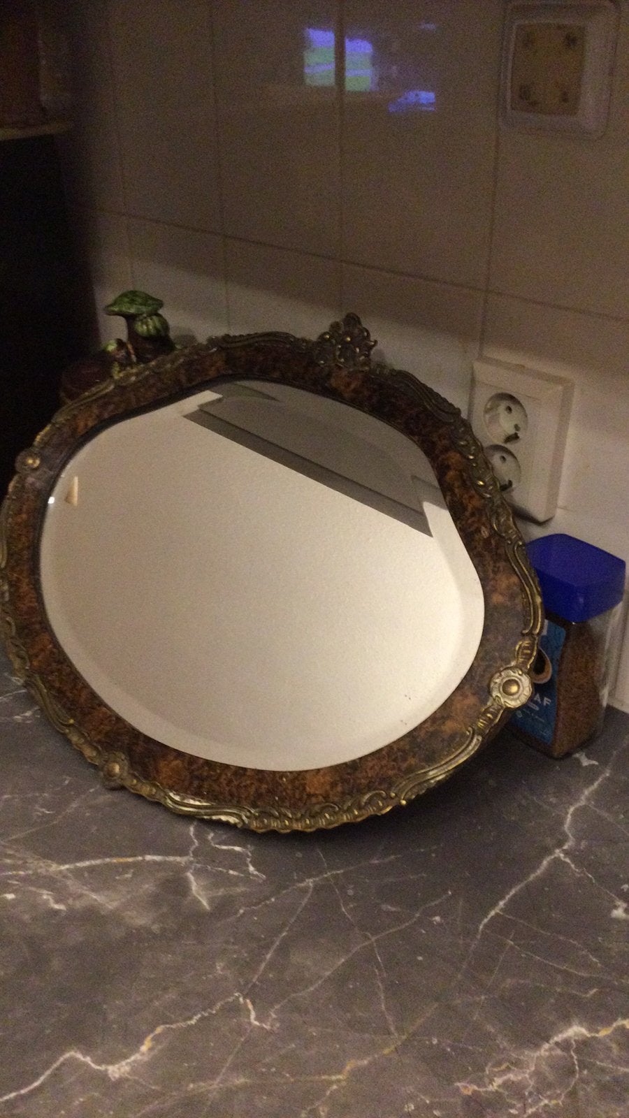 Mooie ovale spiegel met wortel noot en koper randje, Ophalen of Verzenden, Ovaal, Minder dan 50 cm