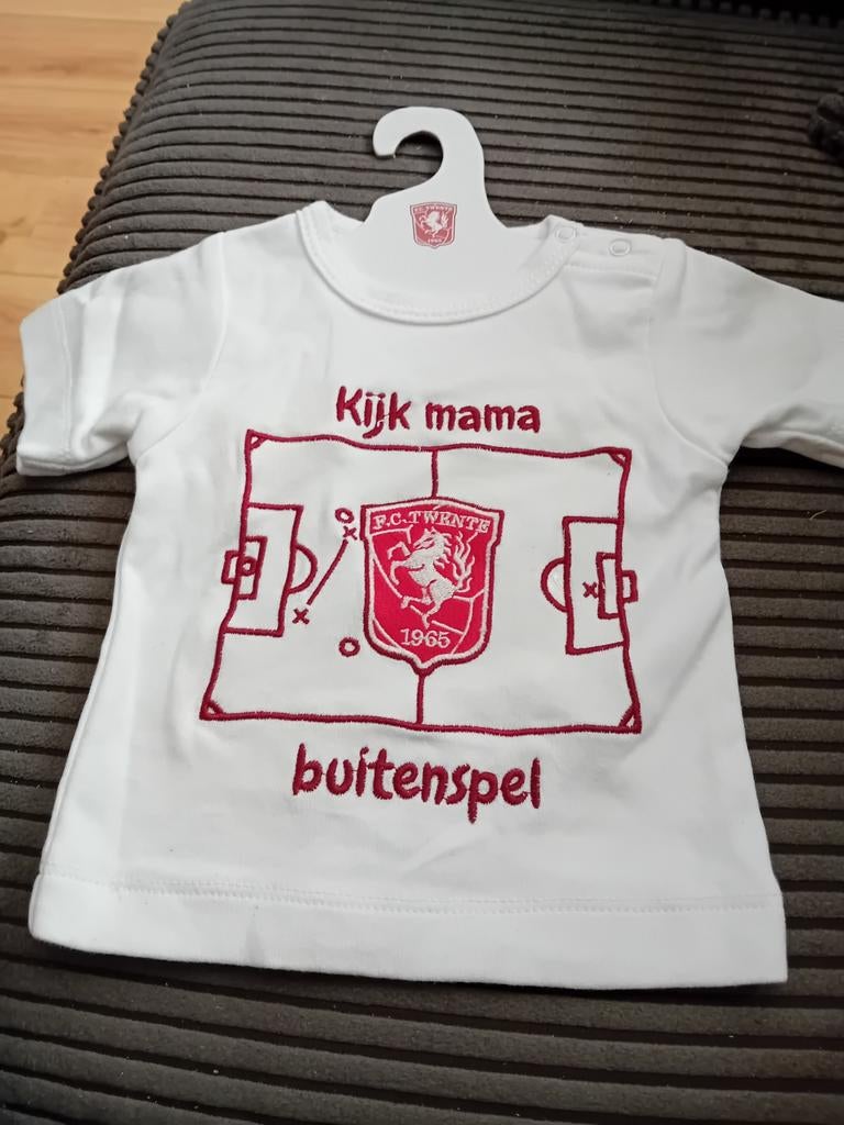 Nieuw FC Twente babyshirt - Kijk mama buitenspel, Kinderen en Baby's, Ophalen of Verzenden, Nieuw, FC Twente, Jongetje of Meisje