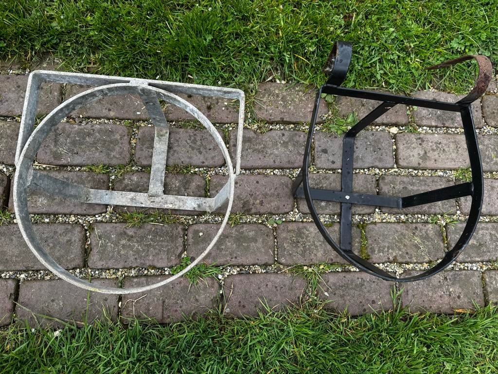 Twee voerbak emmers houders, Dieren en Toebehoren, Ophalen of Verzenden
