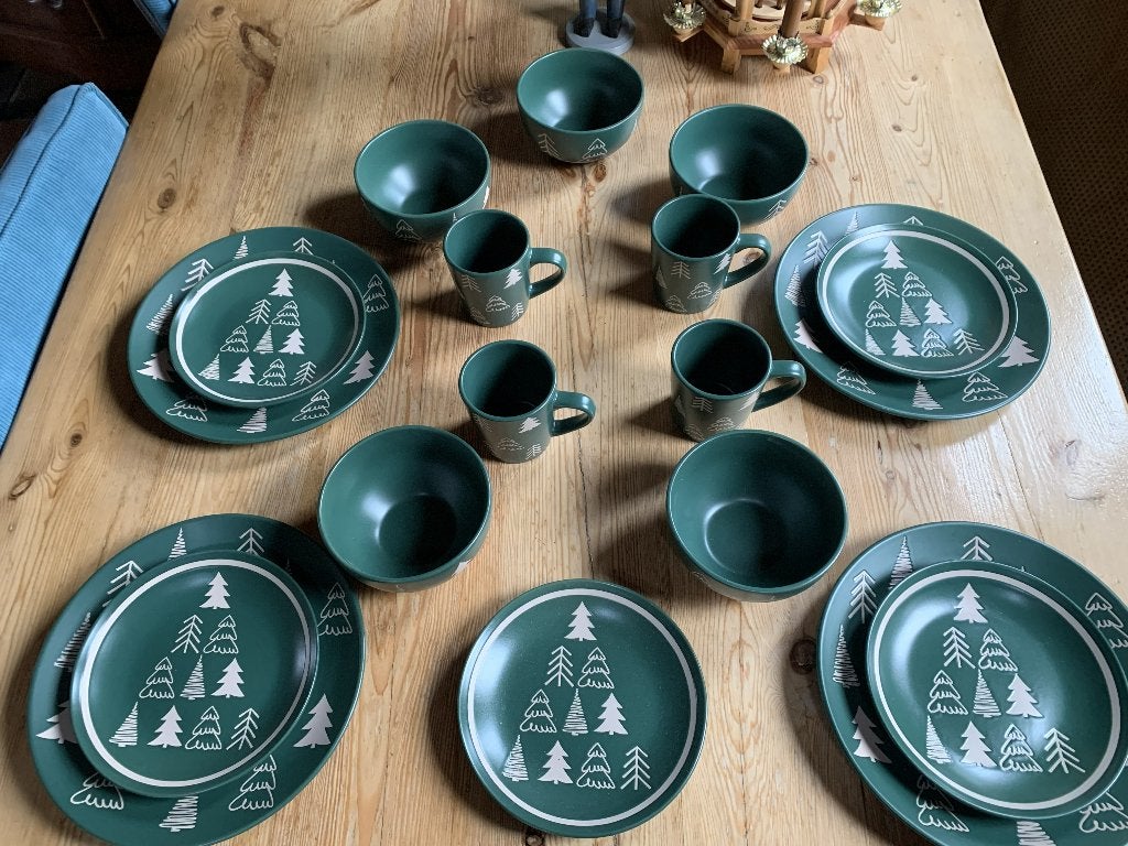 18 delig groen (kerst)servies van Azur ceramics, Ophalen of Verzenden, Zo goed als nieuw, Overige stijlen, Aardewerk