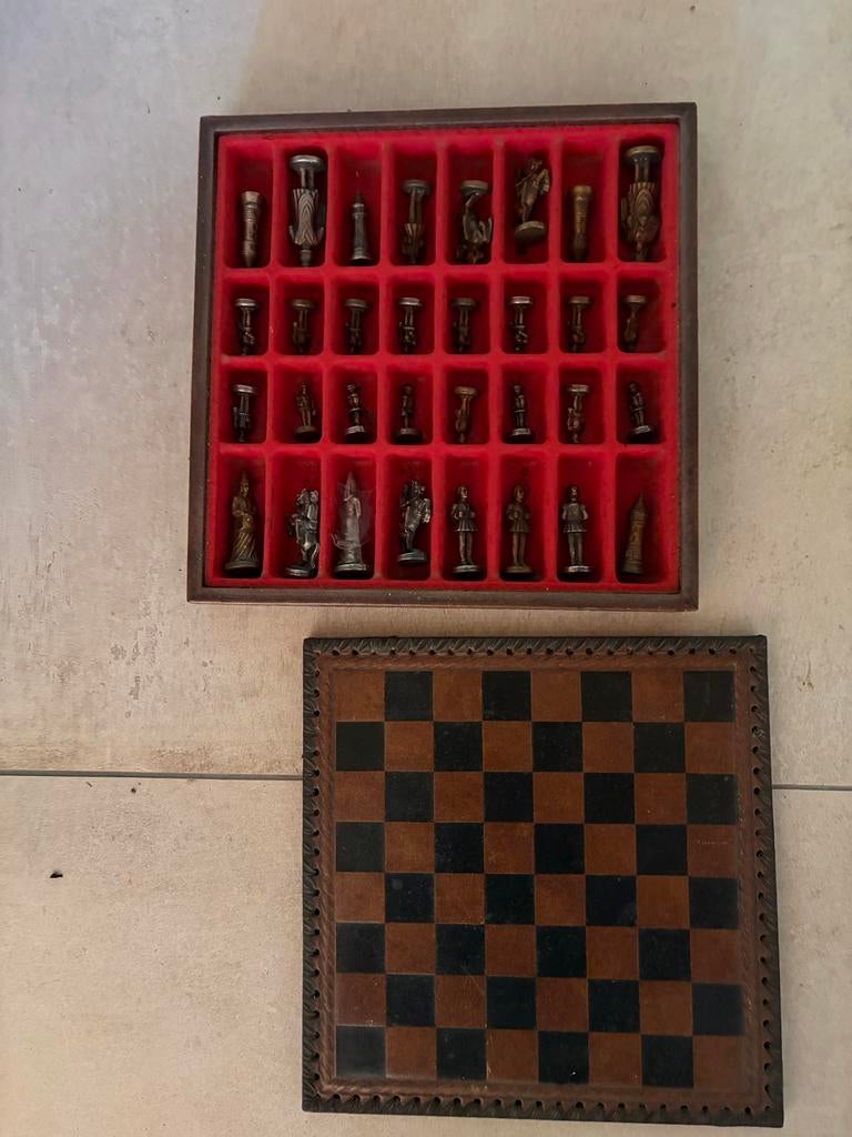 Uniek Schaakspel met Metalen Stukken en Leren Bord, Hobby en Vrije tijd, Een of twee spelers, Ophalen, Gebruikt
