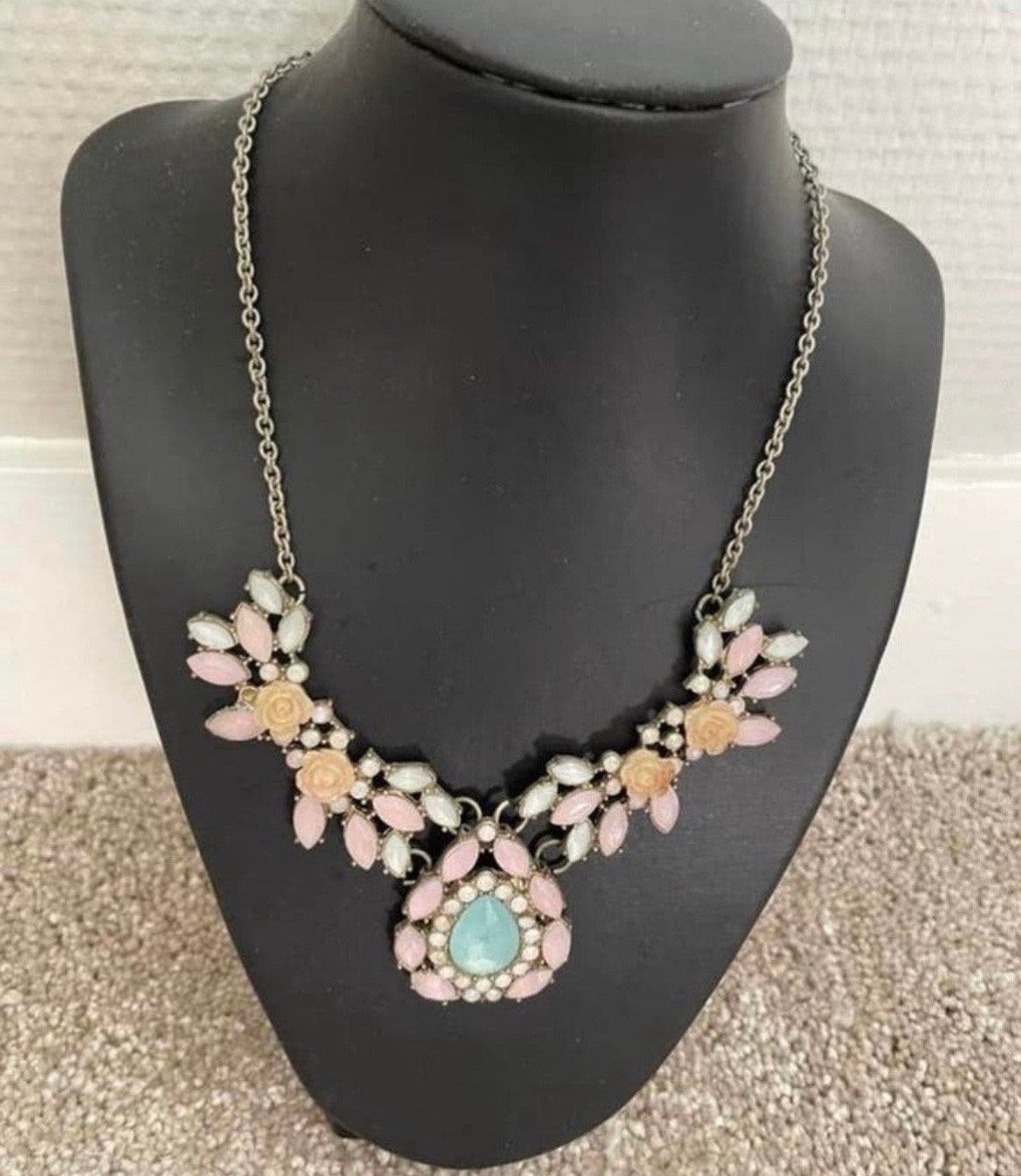 Elegante ketting met roze en witte stenen en bloemdetails, Overige materialen, Ophalen of Verzenden, Zo goed als nieuw, Roze