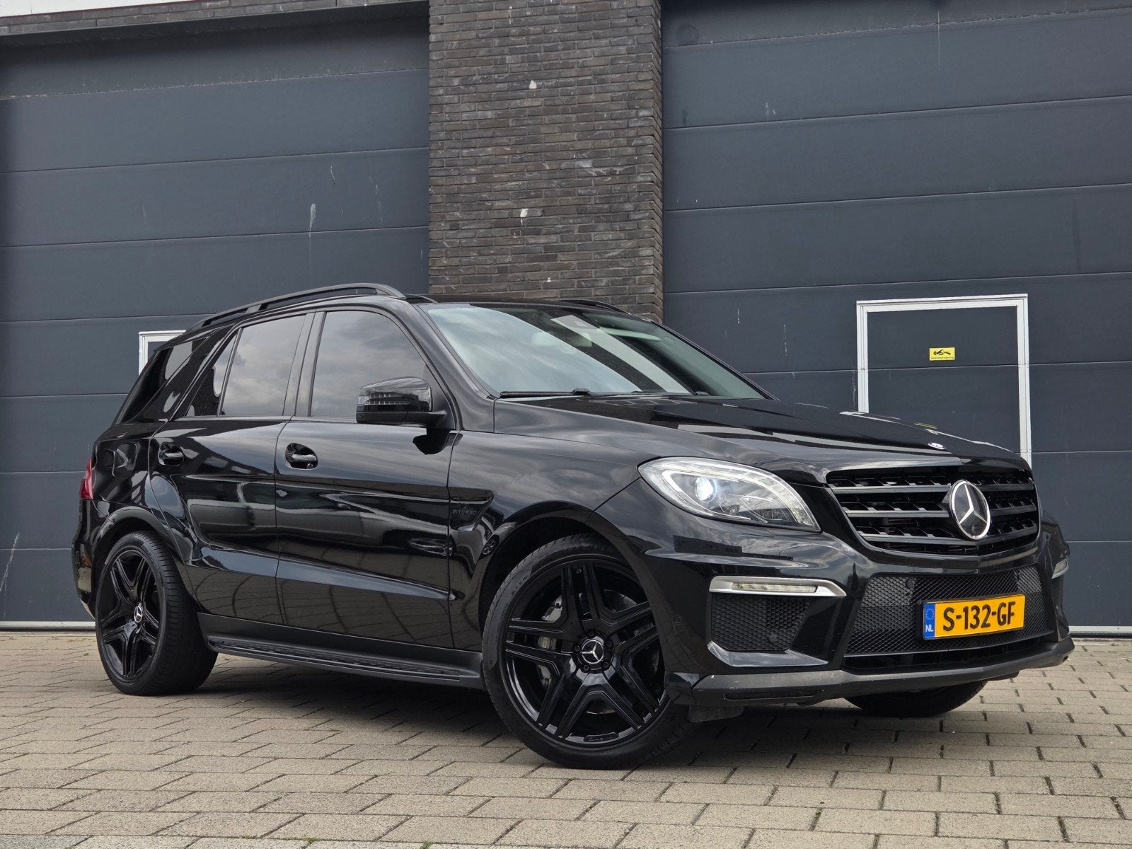 Mercedes ML 63 AMG PERFORMANCE 558PK 2012 Zwart Pano LED 21", 5461 cc, 8 cilinders, 2245 kg, Zwart