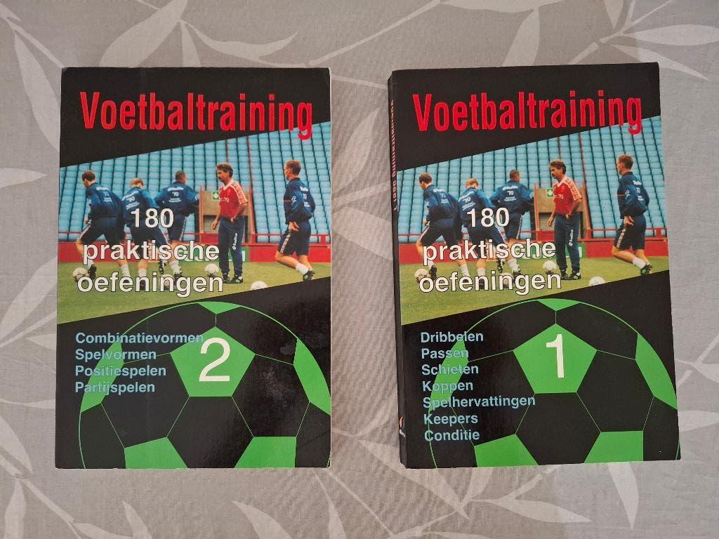 VOETBALTRAINING - 180 praktische oefeningen DEEL 1 + 2, Boeken, Sportboeken, Ophalen of Verzenden, Gelezen, Balsport