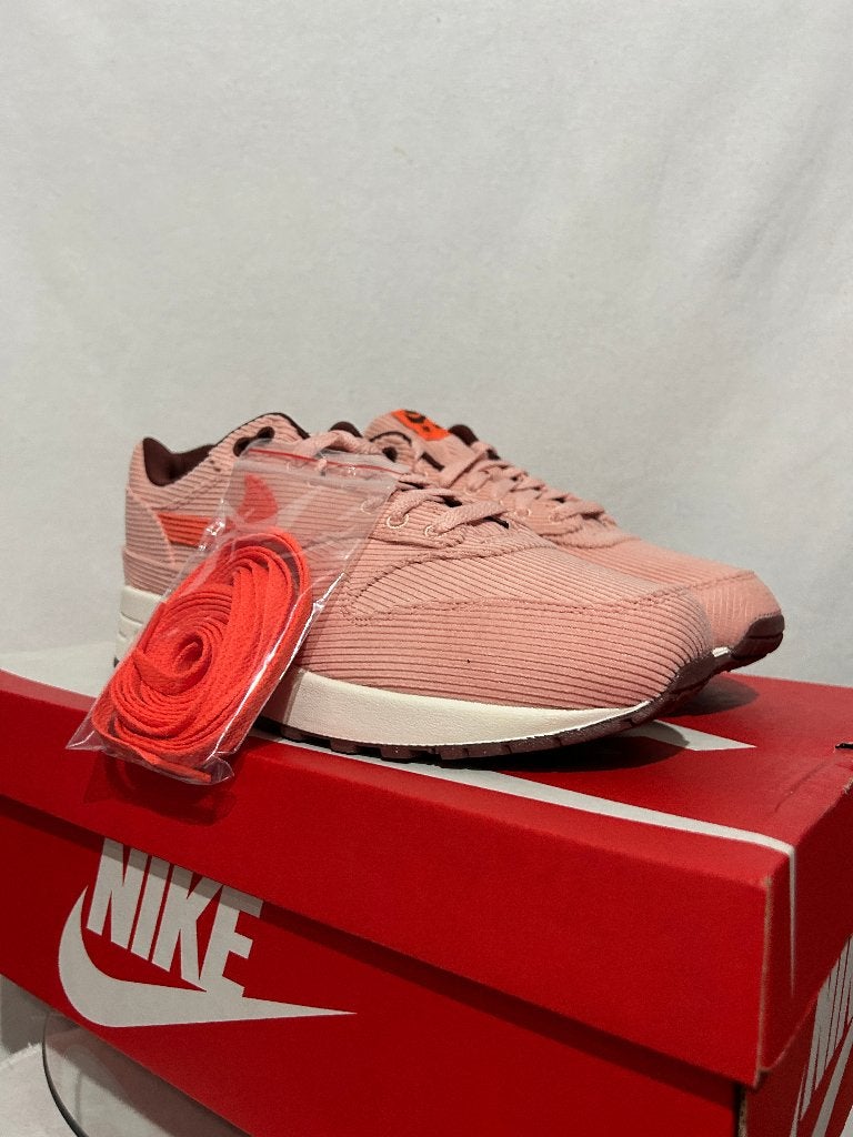 NIEUW IN DOOS! Maat 42,5 - Nike Air Max 1 Coral Stardust, Kleding | Heren, Schoenen, Overige kleuren, Verzenden, Nike, Nieuw