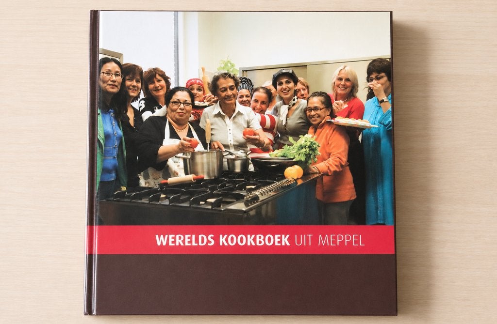 Werelds kookboek uit Meppel, 168 blz Internationale recepten, Boeken, Kookboeken, Hoofdgerechten, Nieuw, Ophalen of Verzenden