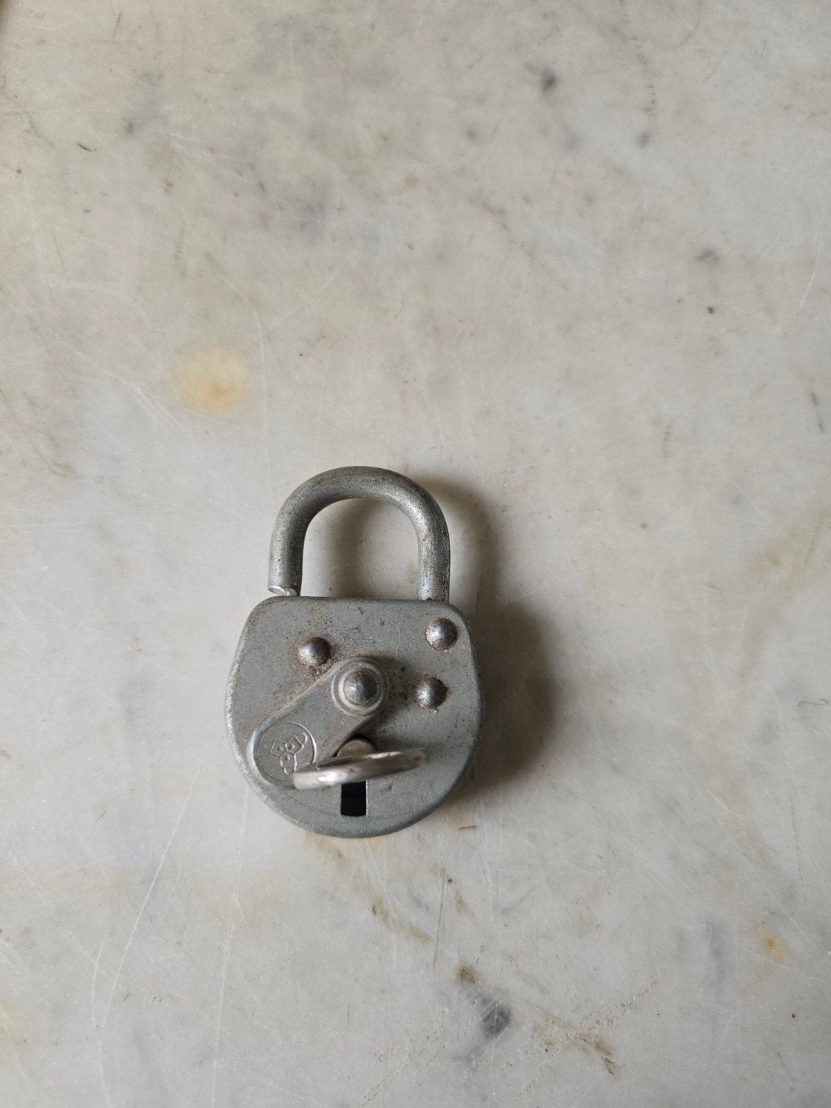 Oud metalen hangslot nr1, Ophalen of Verzenden