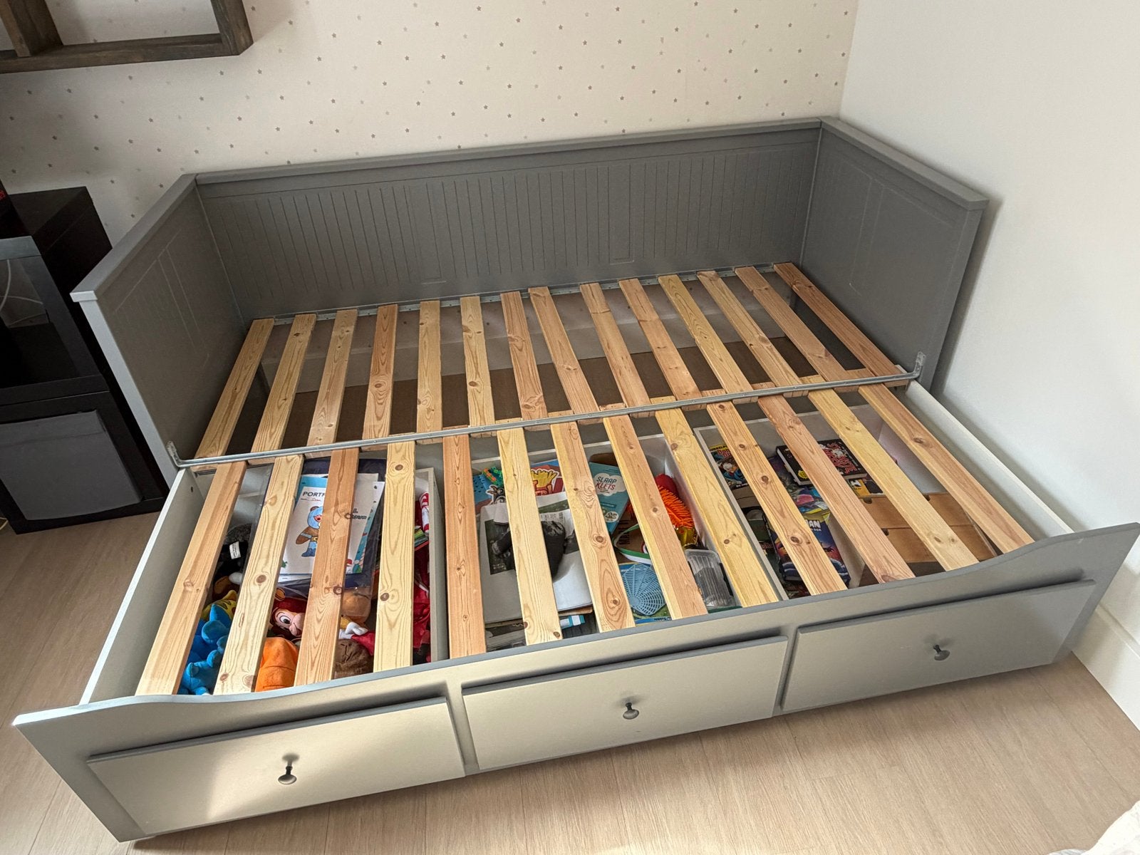 Grijs uitschuifbaar bed met opberglades IKEA Hemnes, Huis en Inrichting, Slaapkamer | Bedden, Ophalen, Tweepersoons, 80 cm, 200 cm