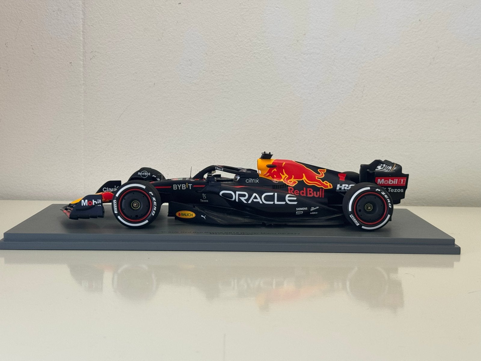 Spark Red Bull Racing RB18 Miami GP 2022 Max Verstappen 1:18, Ophalen of Verzenden, Zo goed als nieuw, Auto, Overige merken