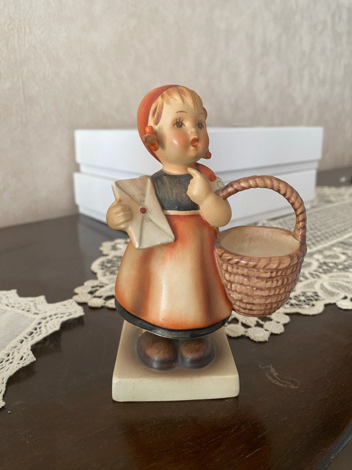 Goebel Hummel porseleinen beeldje "De Brief" (The Mailman), Antiek en Kunst, Antiek | Porselein, Ophalen