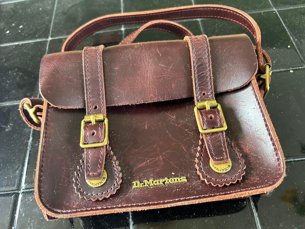 Dr Martens satchel cross body bag cherry red oxford, Ophalen of Verzenden, Zo goed als nieuw, Rood, Schoudertasje