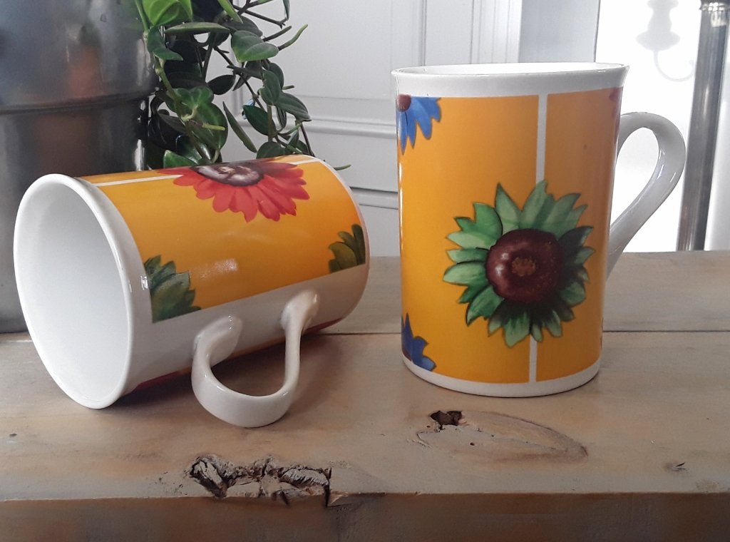 2 mokken - bekers - zonnebloemen - bloemen - zonnebloem, Huis en Inrichting, Gebruikt, Keramiek, Ophalen of Verzenden, Overige stijlen