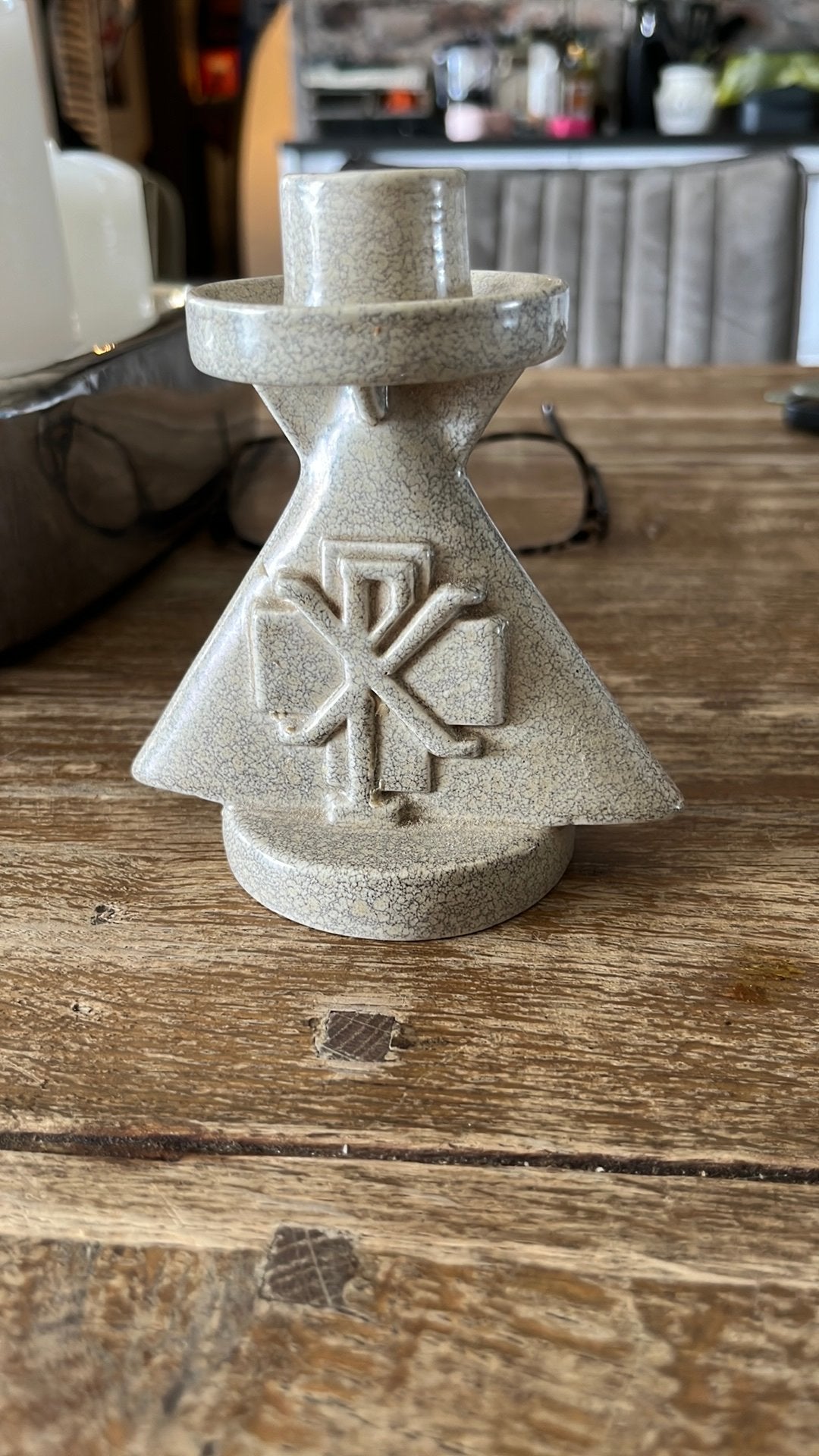 Gouda kandelaar Hans Mengelberg ca. 1930 creme/grijs gemel., Antiek en Kunst, Ophalen of Verzenden, Keramiek of Aardewerk