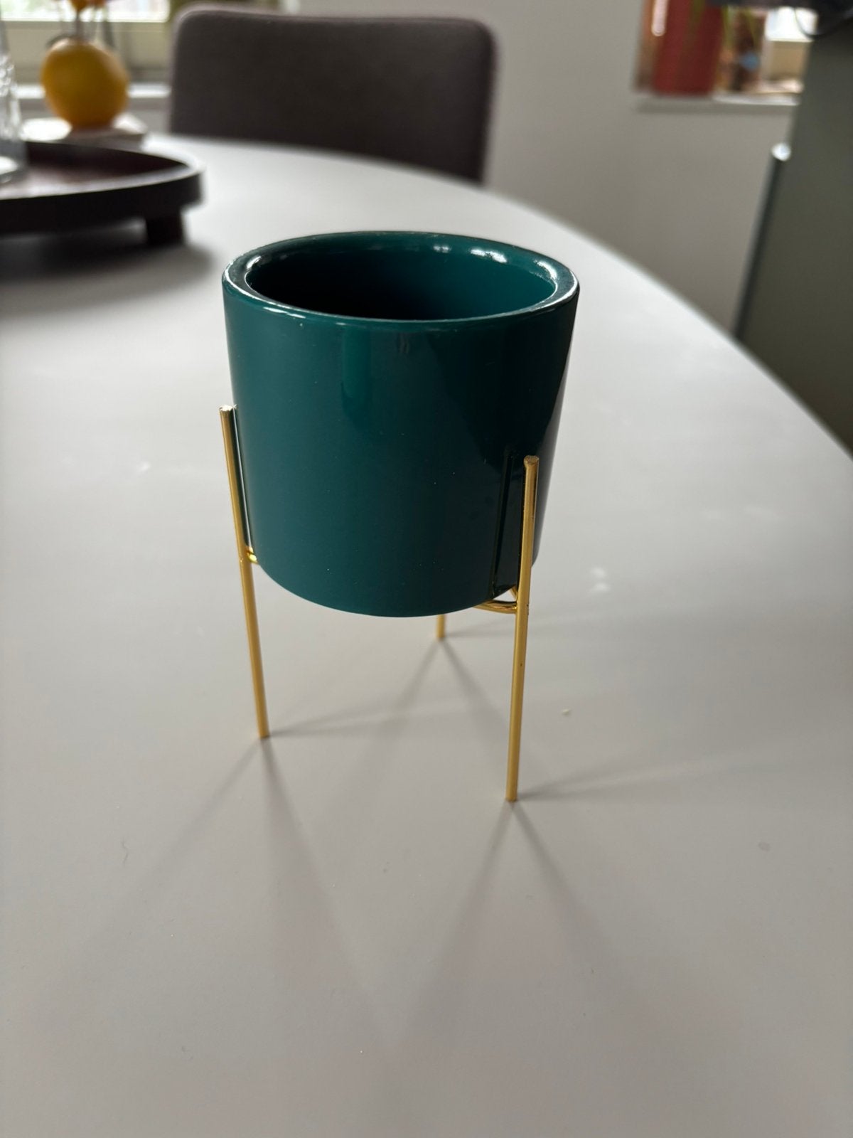 Kleine groene bloempot met goud onderstel, Tuin en Terras, Bloempotten, Rond, Ophalen of Verzenden, Zo goed als nieuw, Balkon