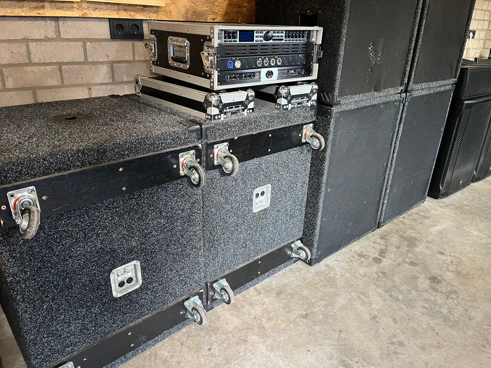 Complete geluidset 4x 18 inch bas Rcf 2 x hoog beyma, Subwoofer, Zo goed als nieuw, 120 watt of meer, Ophalen