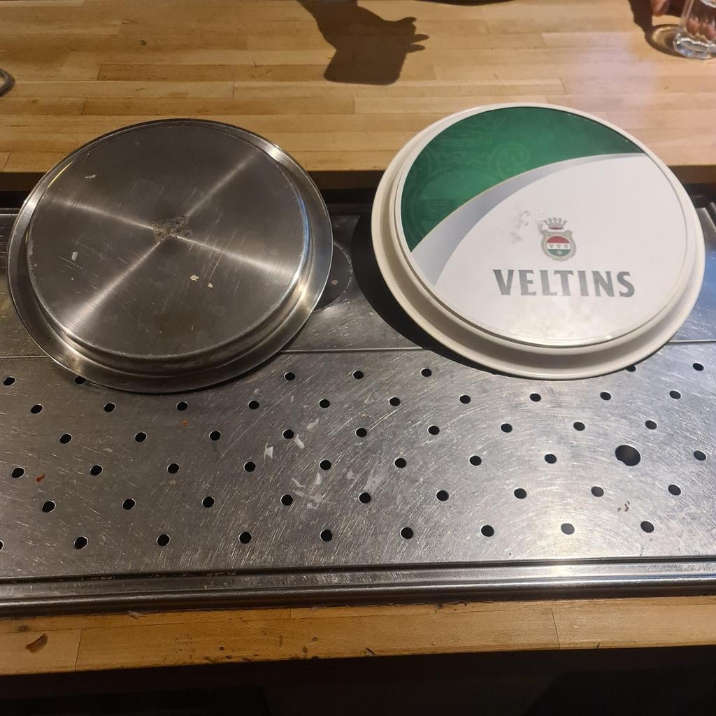 Ronde dienbladen: Veltins en RVS, Ophalen of Verzenden