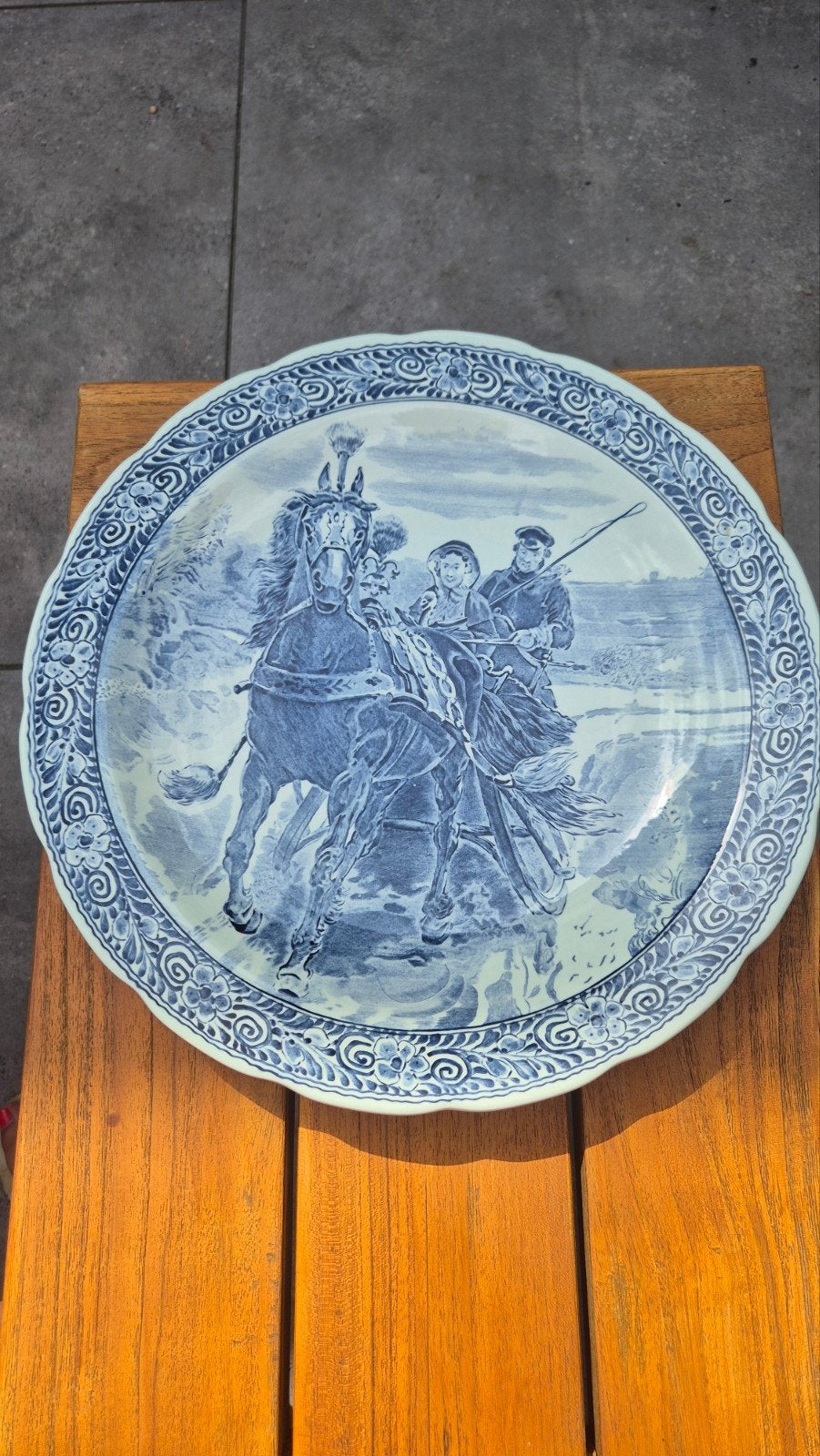 Antiek Boch Frères Keramis Wandbord - De Ruiters, Ophalen