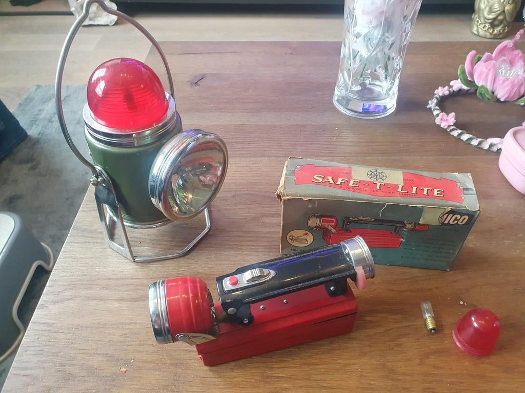 Vintage zaklampen met doosje, Caravans en Kamperen, Zaklampen, Ophalen of Verzenden, Batterij