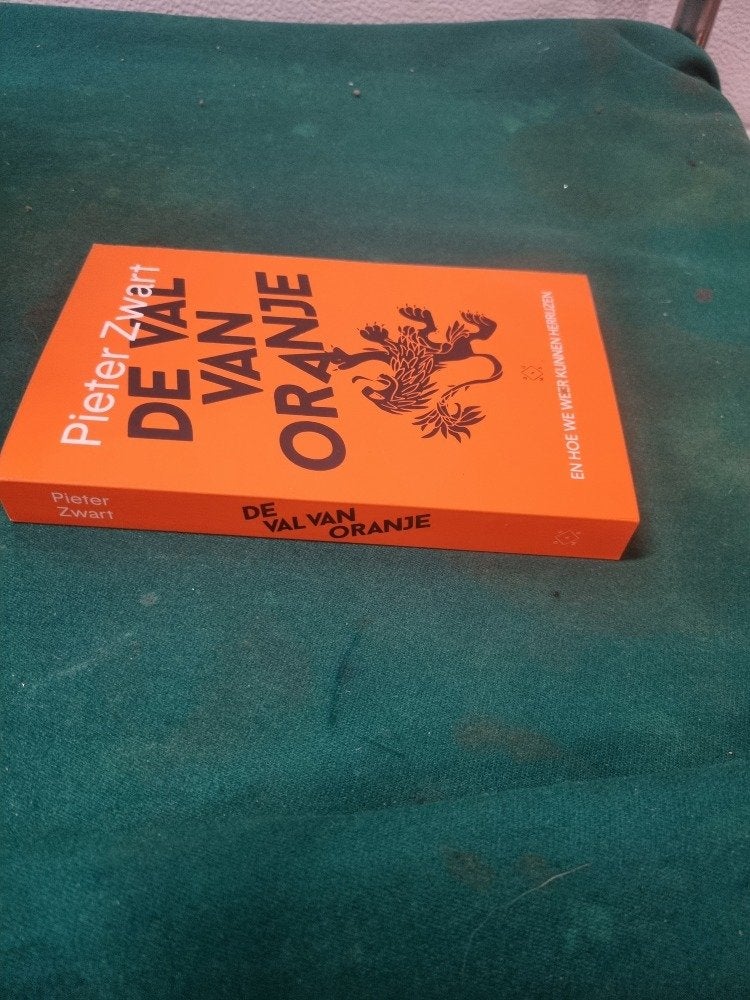 boek de val van oranje pieter zwart, Ophalen of Verzenden